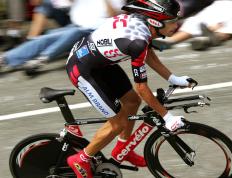 羽毛球最新战报！澳大利亚队迎战俄罗斯队，超级对决，球迷热情点燃赛场