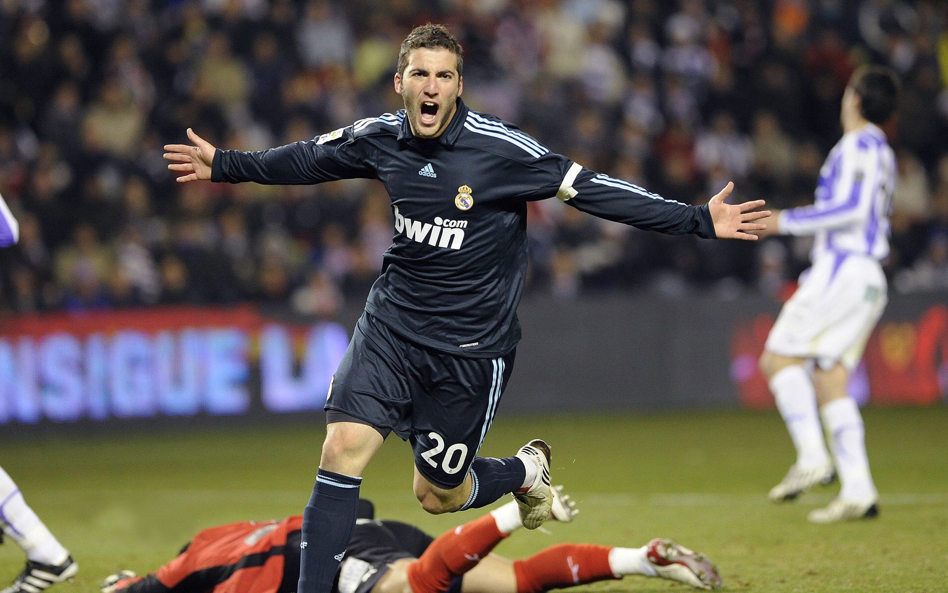 西亚卡姆新星大比分获胜表现突出，利物浦前途光明！全场沸腾不已